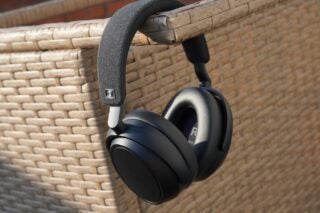 Sennheiser Momentum 4 Wireless hanging