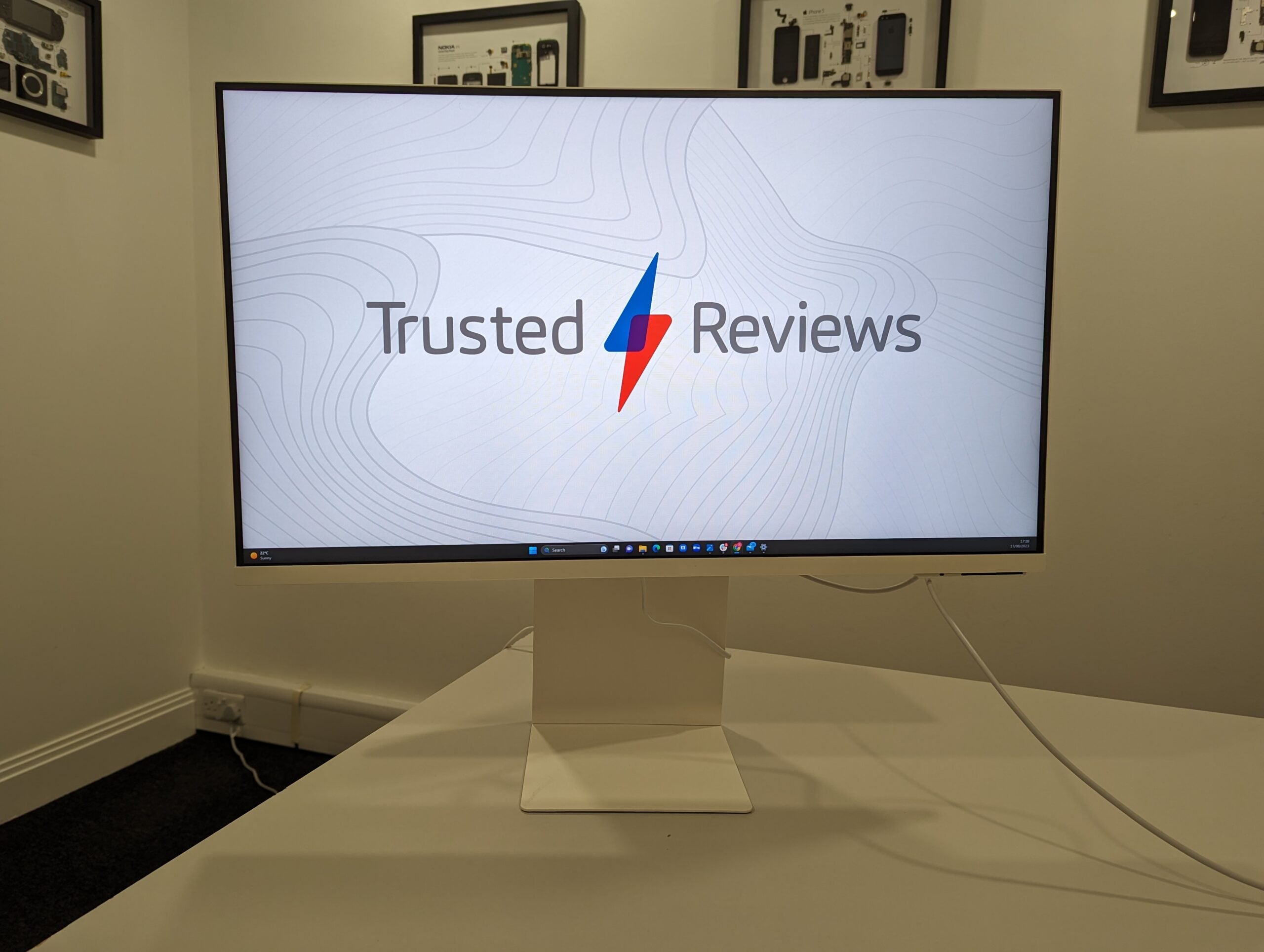 Right ImageSamsung M8 Smart Monitor displaying Trusted Reviews logo.