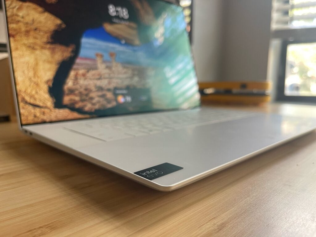 Dell XPS 16 front edge