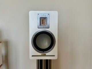 Audiovector QR-1 SE on stand