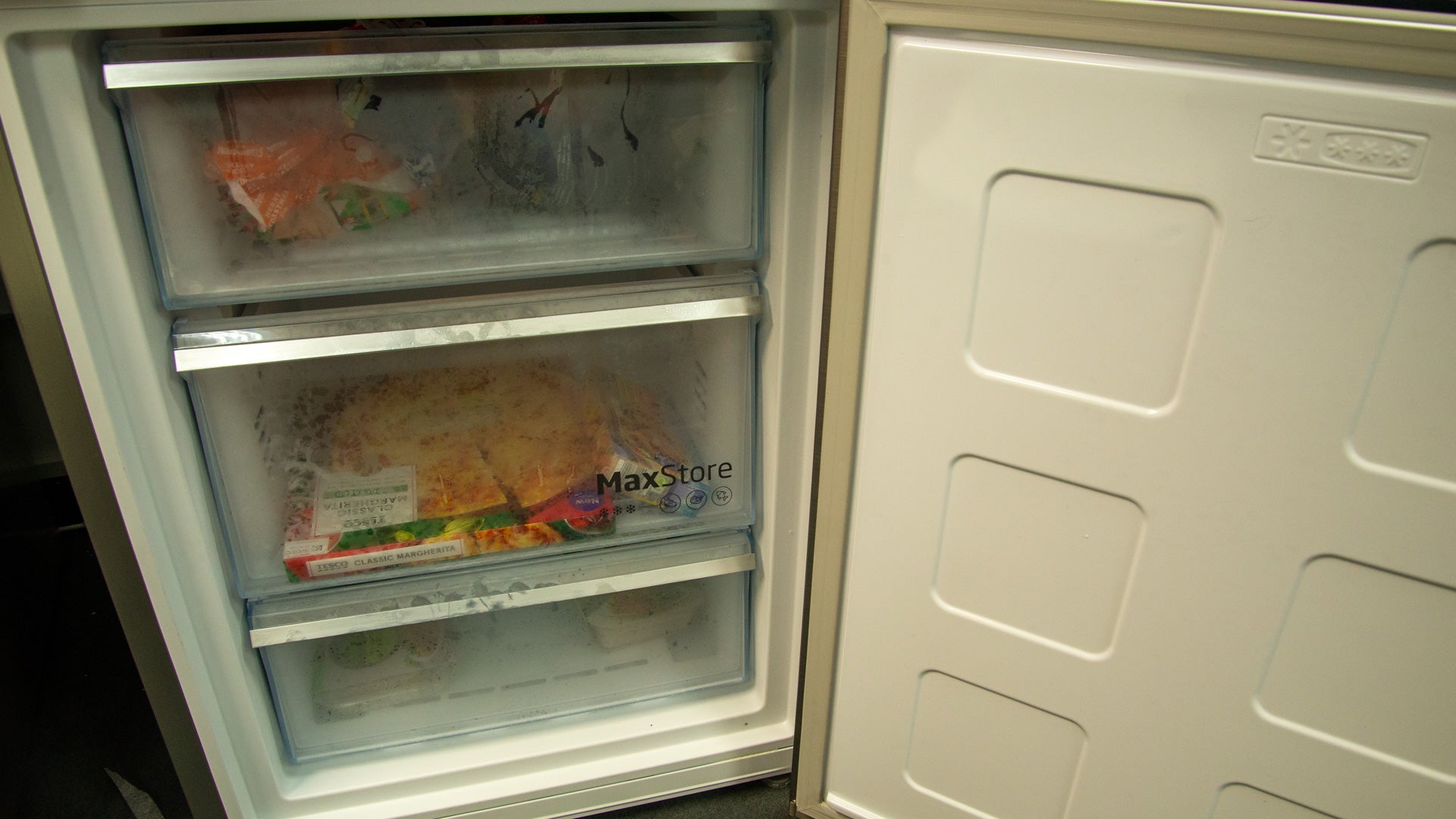 Beko CNG7603VPX freezer section