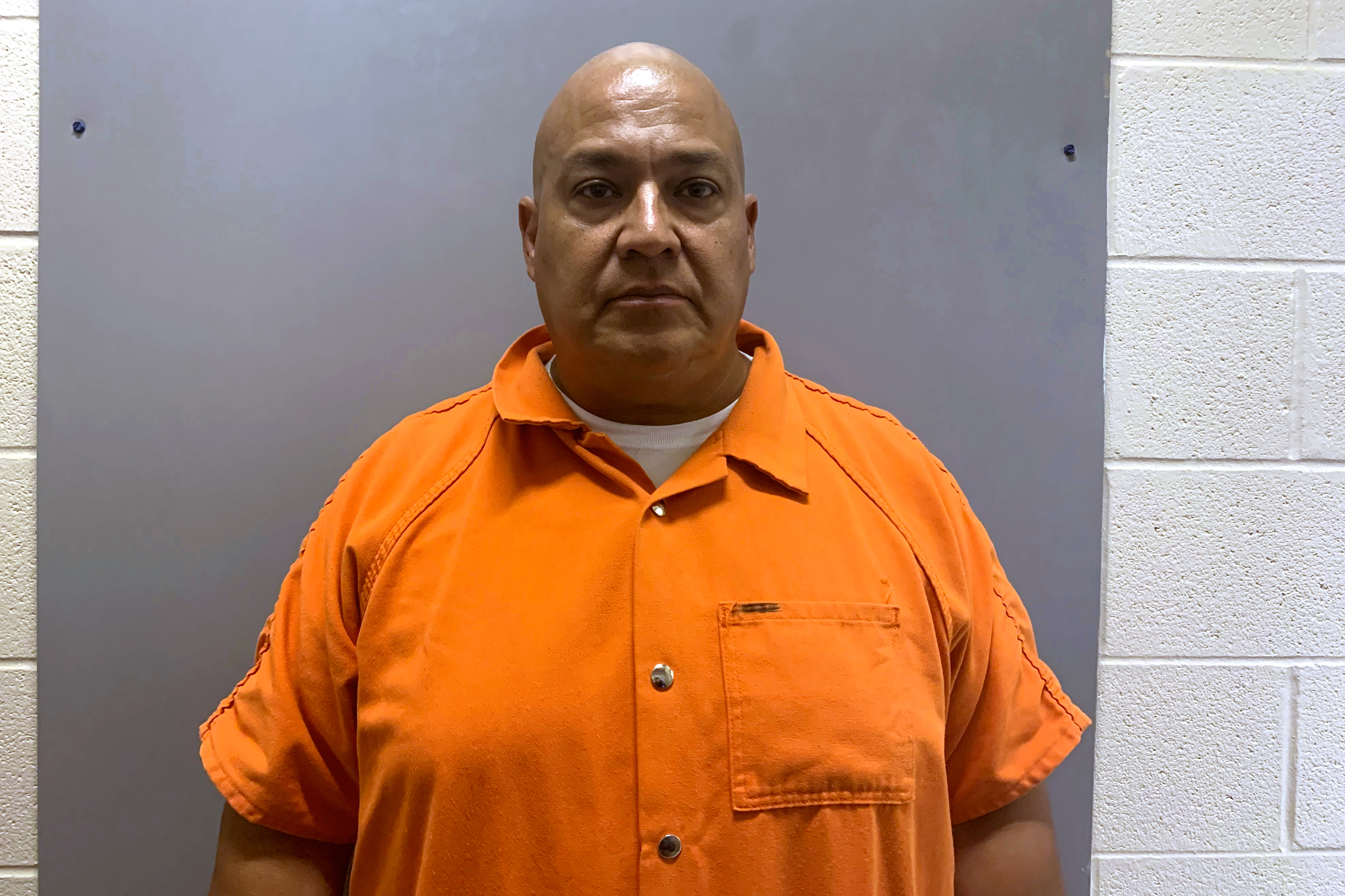 Esta fotografía proporcionada por el Departamento de Policía del condado de Uvalde muestra a Pete Arredondo. El exjefe de la policía escolar de Uvalde, Texas, fue arrestado y fichado en la prisión del condado el jueves 27 de junio de 2024. (Departamento de Policía del condado de Uvalde vía AP)