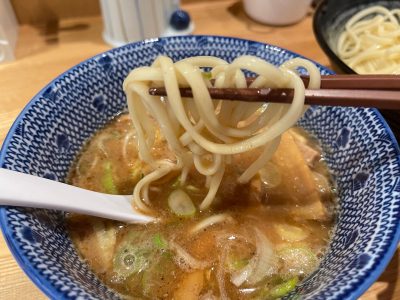 つけ麺 はま紅葉で、魚介豚骨スープの細麺・平打ち手揉み縮れ麺食べた！／横浜日ノ出町