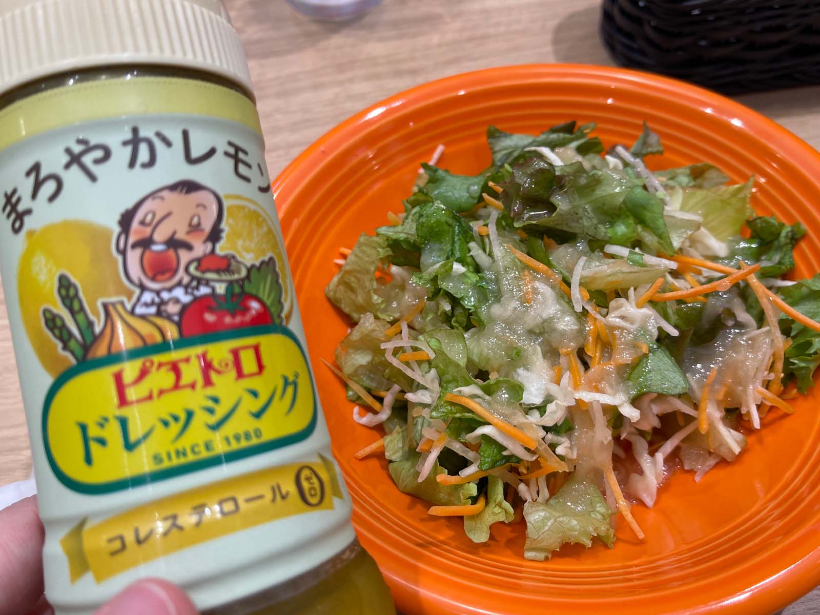 「ピエトロレストラン」で、おかわり自由サラダ・"なす辛"と"魚介のバジルソース"スパゲティ食べた！