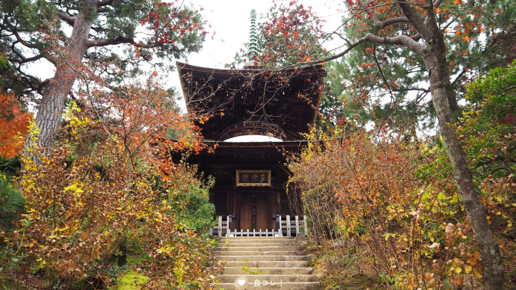 常寂光寺の正面から見た多宝塔