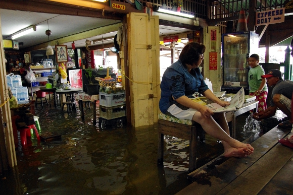 氾濫するチャオプラヤ川の岸辺で人々は…泳いで遊ぶ子供たちも