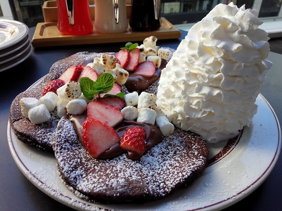 お花畑みたいなケーキにキュン♪ 「エッグスンシングス」のスペシャルバレンタインパンケーキを食べてみた！ ガナッシュケーキやスモア…いろんな表情が楽しい☆