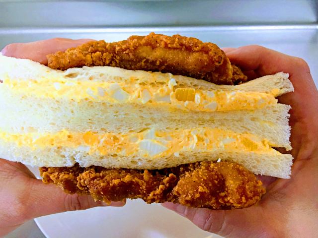 【簡単レシピ】たまごサンドをファミチキで挟んで食べる「逆ファミマ風親子サンド」をオススメしたい3つの理由