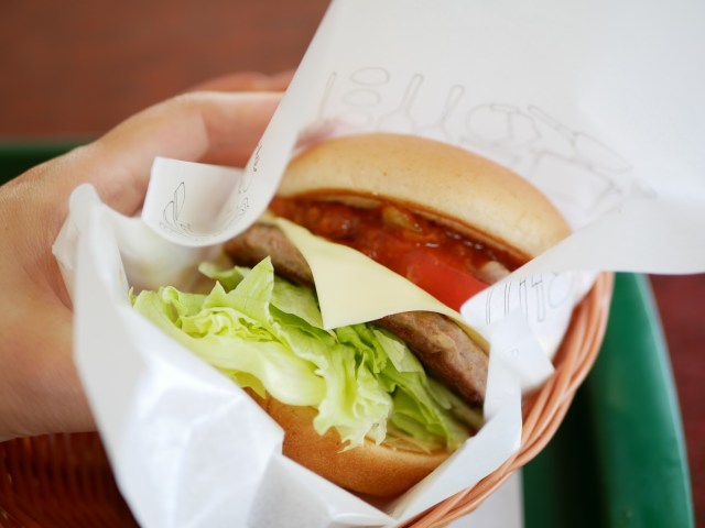 モスバーガーには「金曜日限定メニュー」があるって知ってた？ その名も「ごちそうチリバーガー」です！