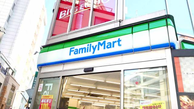 ファミマが人気食品の「期間限定値下げ」を実施！ おむすびとファミチキが税込み100円で食べられるよ～！