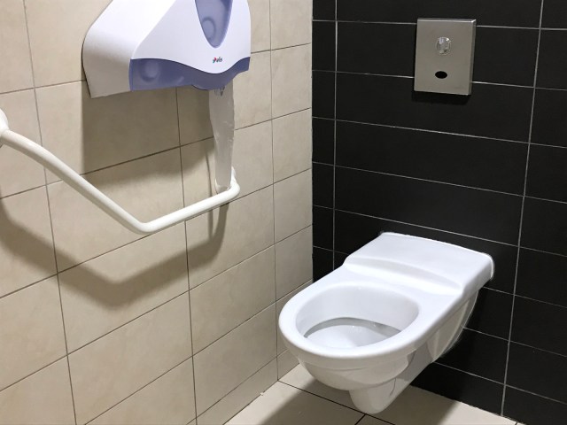 トイレどこ…フランスでは、外出中にトイレを見つけるのが難しい！ 行きたくなったときはどうする？