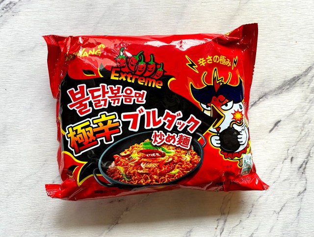 【激辛レポ】韓国のブルダック炒め麺に「極辛」が新登場！ 美味しくて食べやすいと思ったら途中で大変なことに…!!