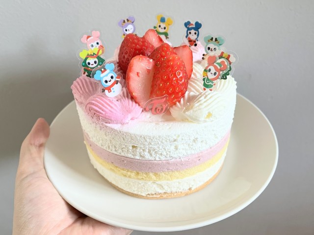 ビジュも味もワンス向き💗ファミリーマートのクリスマスに「TWICEのケーキ」が最高に可愛いんだけど…？